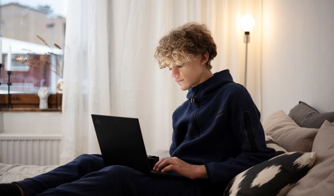 Tonåring Sitter Vid Datorn